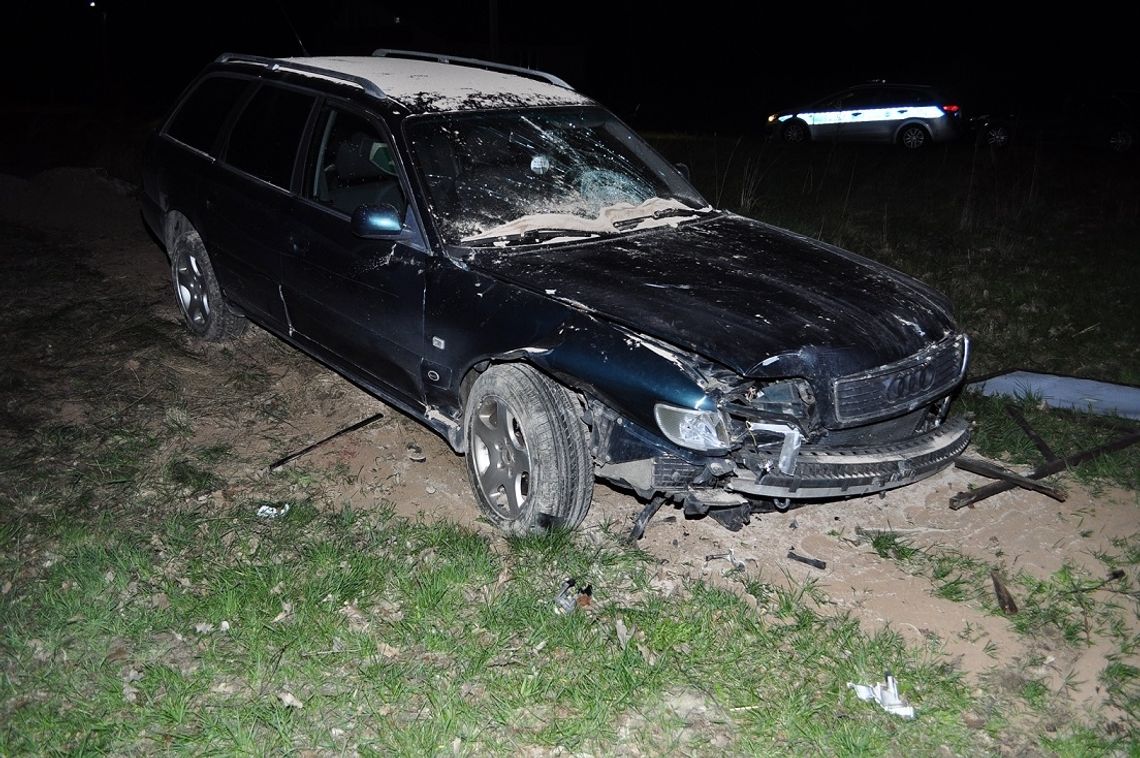 Lubelskie. Audi wjechało w baner. Jedna osoba trafiła do szpitala