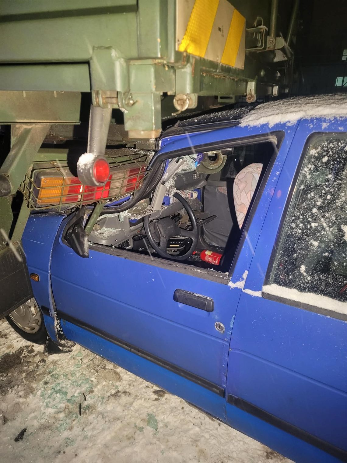 Auto osobowe wbiło się w wojskowego stara. Dwie osoby w szpitalu