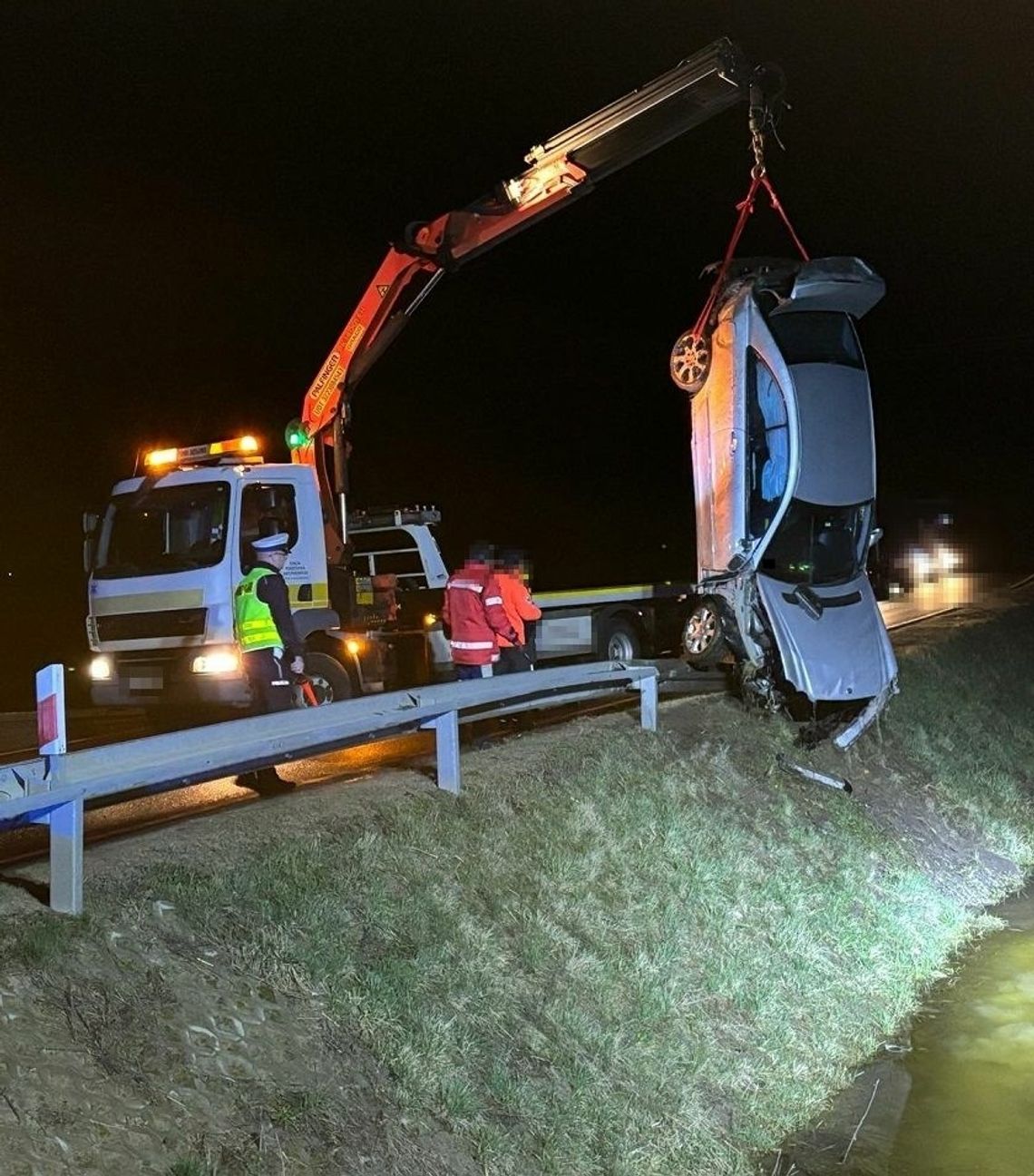 Auto wyłamało barierkę i wpadło do wody