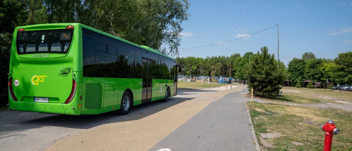 Dobra wiadomość dla mieszkańców Chełma i okolic. Wraz z rozpoczęciem wakacji gmina Chełm uruchomiła specjalne połączenia autobusowe, które ułatwią dojazd nad zalew Żółtańce - jedno z najpopularniejszych miejsc letniego wypoczynku w regionie.