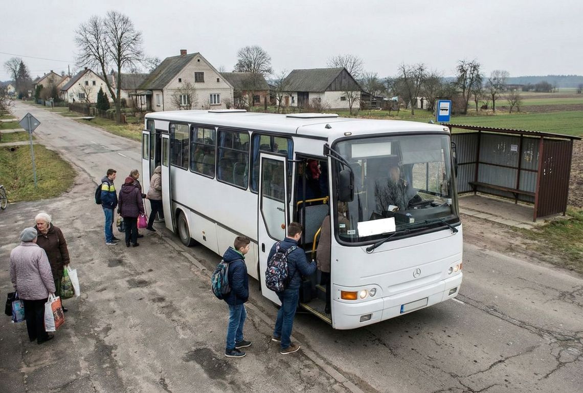 przystanek autobusowy, ludzie wsiadają do autobusa