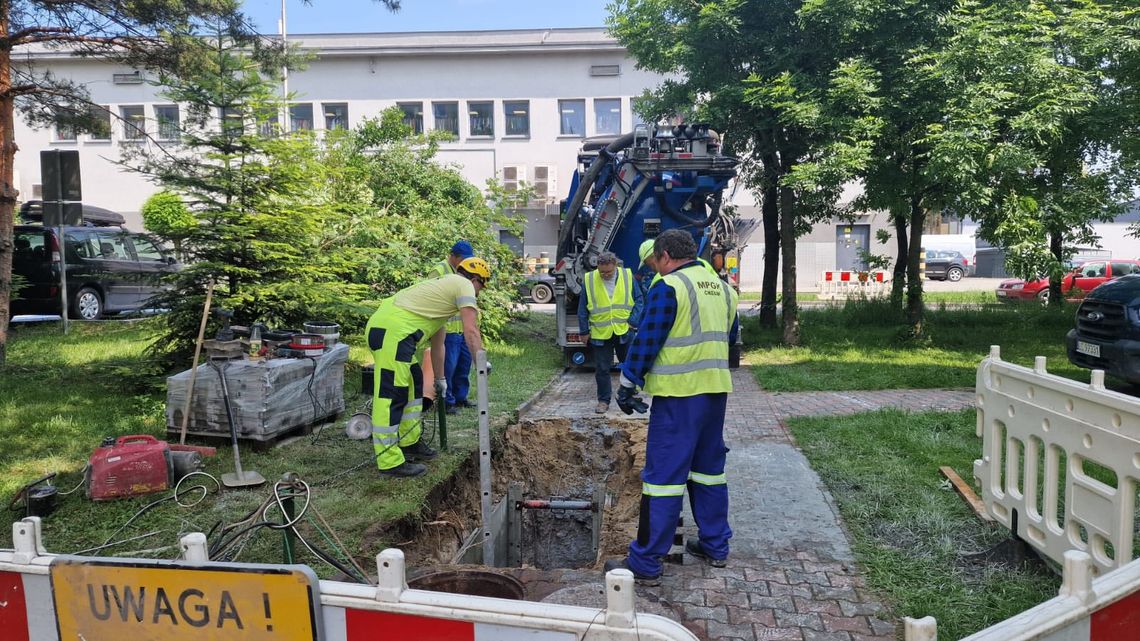 Awaria kanalizacji na ul. Legionów Polskich – utrudnienia w ruchu Awaria kanalizacji na ul. Legionów Polskich – utrudnienia w ruchu