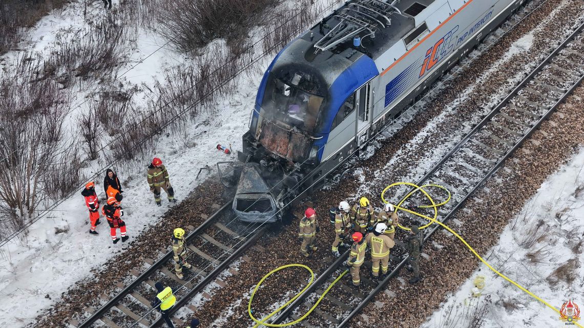 KRAJ. Dwa pociągi uderzyły w samochód. Ewakuowano około 600 osób