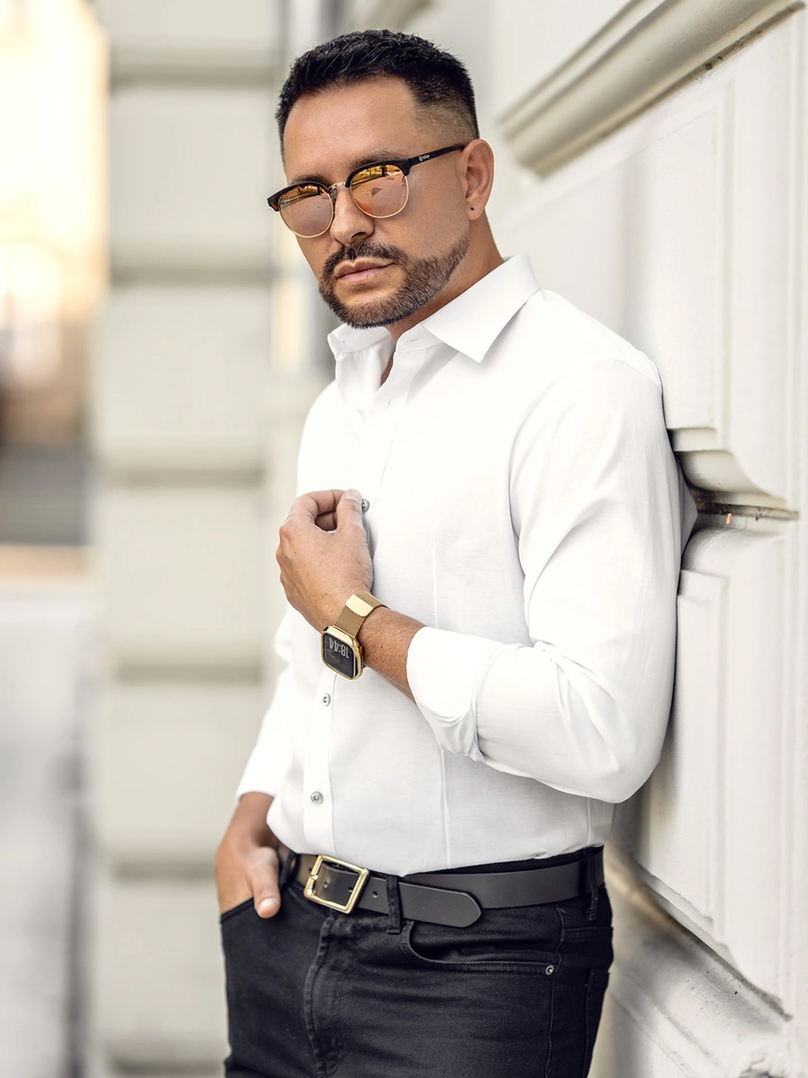 Biała koszula męska – jak nosić ją stylowo na różne okazje?