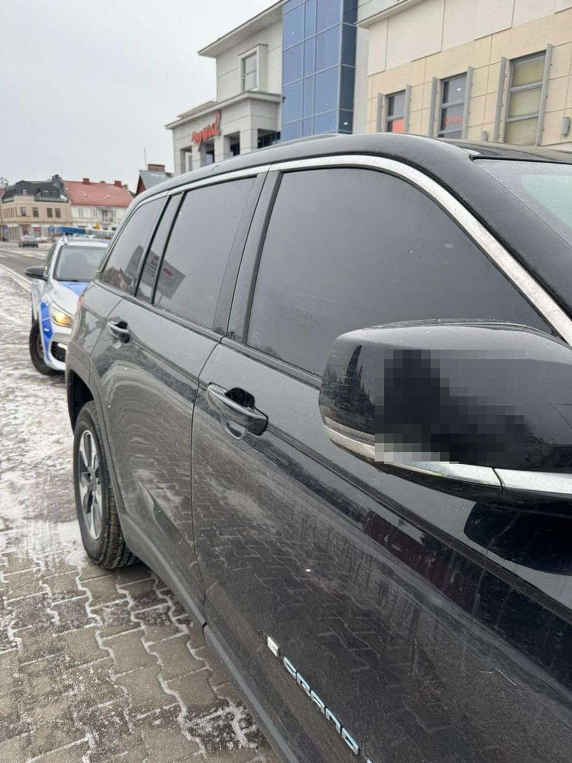 Dostał mandat za zbyt ciemne szyby w Jeepie