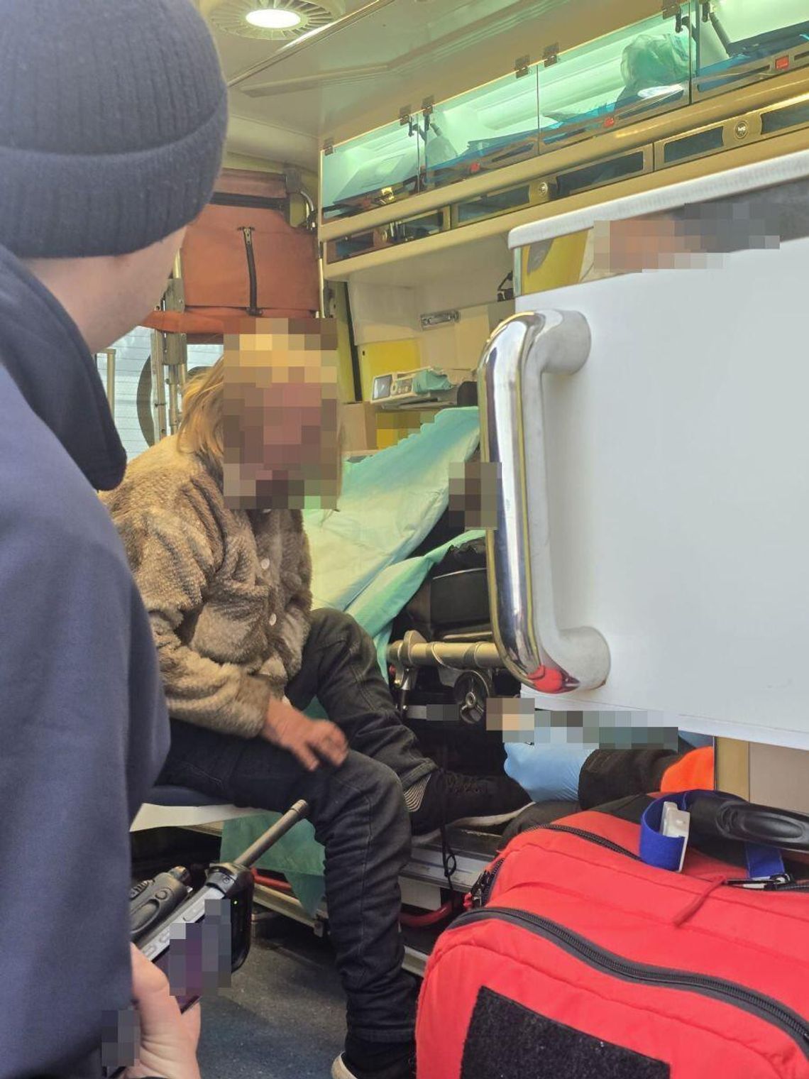 Leżeli na płonącej kanapie, tylko policjantom zawdzięczają życie [ZDJĘCIA]