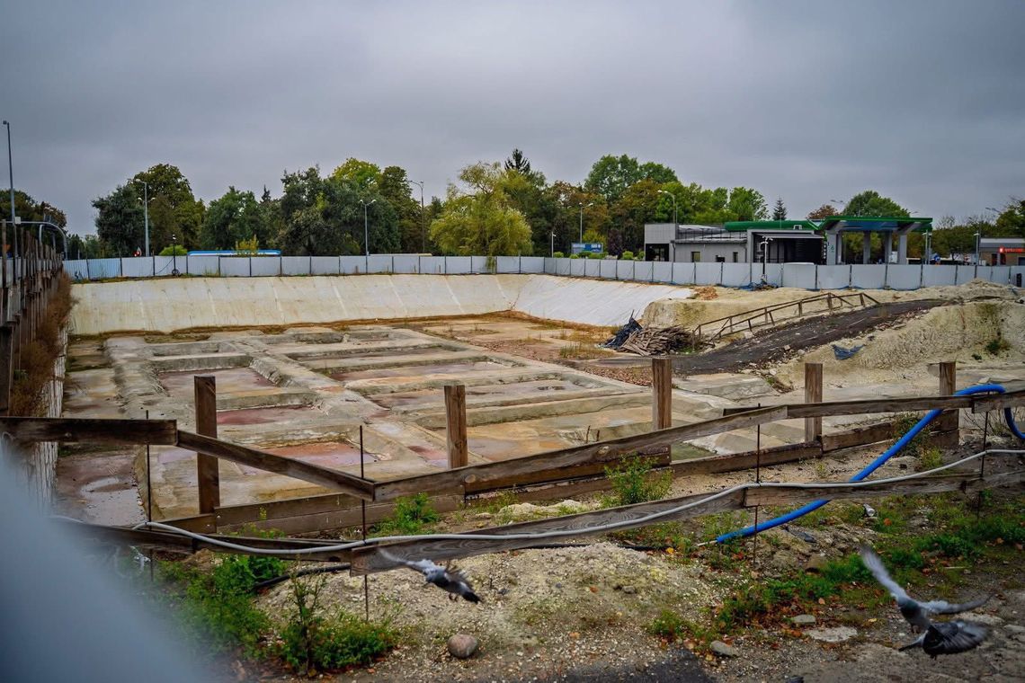 W tym miejscu miały powstać biurowiec klasy A i dworzec autobusowy w ramach programu „Fabryka”. Po decyzji Agencji Rozwoju Przemysłu inwestycja została wstrzymana.