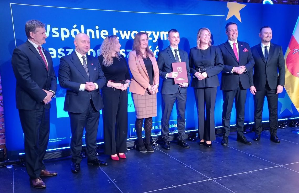 Blisko milion złotych unijnego wsparcia na wodociągi i kanalizację w gminie Urszulin zdjęcie z odbioru umowy na dofinansowanie przez przedstawicieli gminy urszulin