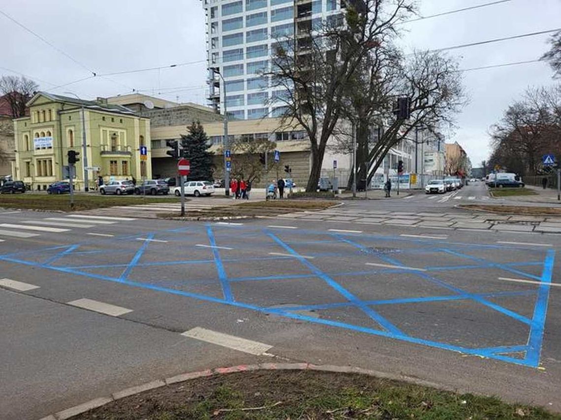 Blue box'y na ulicy. Kierowcy je lubią, ministerstwo nie ufa kierowcom [WIDEO]