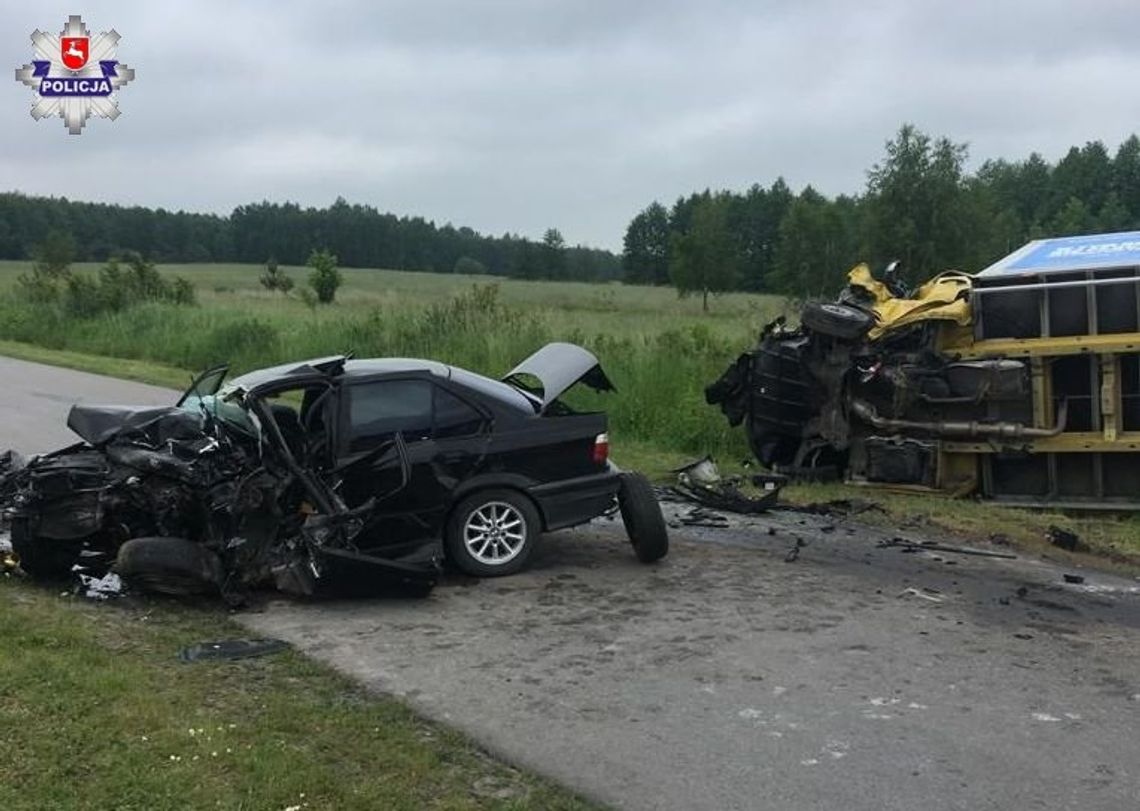 BMW zderzyło się z busem w Siedliszczu. 19-letni kierowca zginął na miejscu
