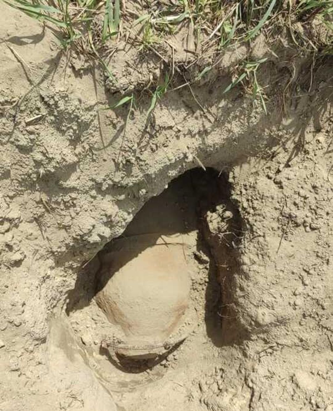 Bomba lotnicza na polu w Dołhobrodach przy drodze wojewódzkiej. Saperzy w akcji