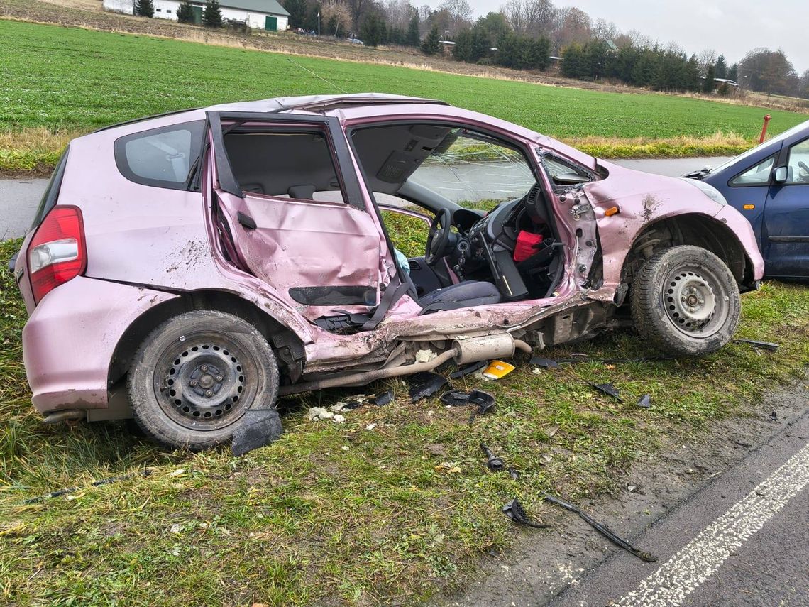 Wypadek z udziałem dwóch samochodów. 3 osoby trafiły do szpitala [ZDJĘCIA]