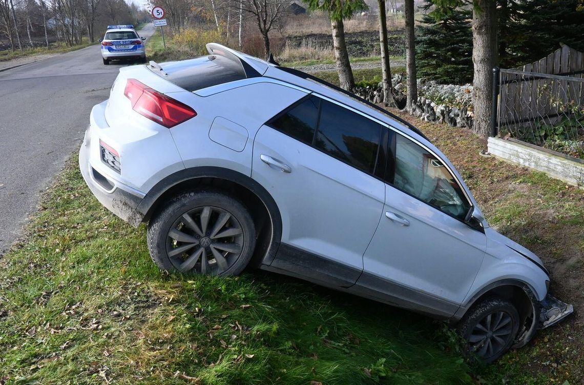 Brawurowa jazda 17-latka. Autem rodziców bez prawa jazdy. 16-latka trafiła do szpitala Młody kierowca nie miał uprawnień, a kluczyki do volkswagena zabrał bez wiedzy i zgody rodziców. Spowodował wypadek.