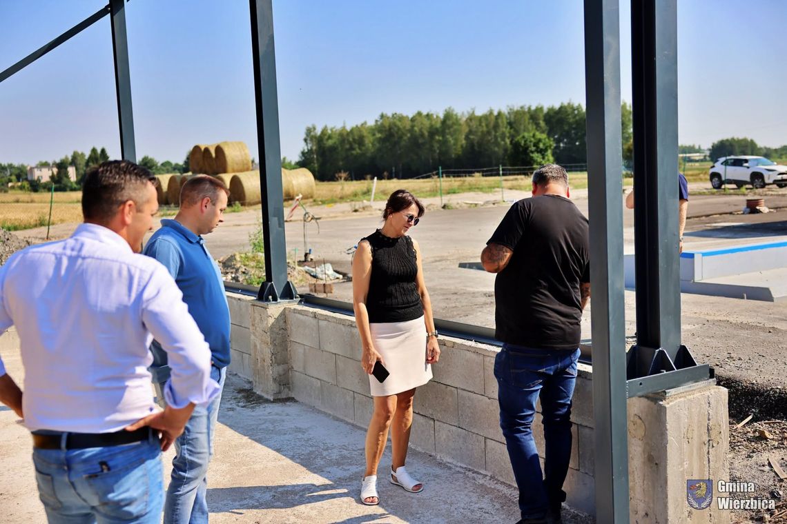 Budowa PSZOK w gminie Wierzbica nabiera tempa. Pierwszy etap prac już odebrany Budowa Punktu Selektywnego Zbierania Odpadów Komunalnych (PSZOK) w gminie Wierzbica wchodzi w kolejny etap realizacji. Podczas ostatniej rady budowy odbył się oficjalny odbiór techniczny robót wykonanych w ramach pierwszego etapu inwestycji.