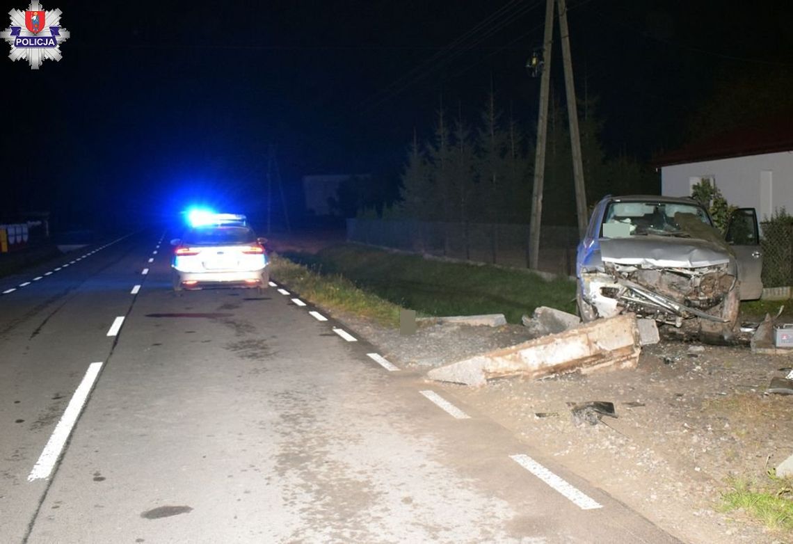Chciał ominąć sarnę, uderzył w przepust. Dwie osoby trafiły do szpitala [ZDJĘCIA]