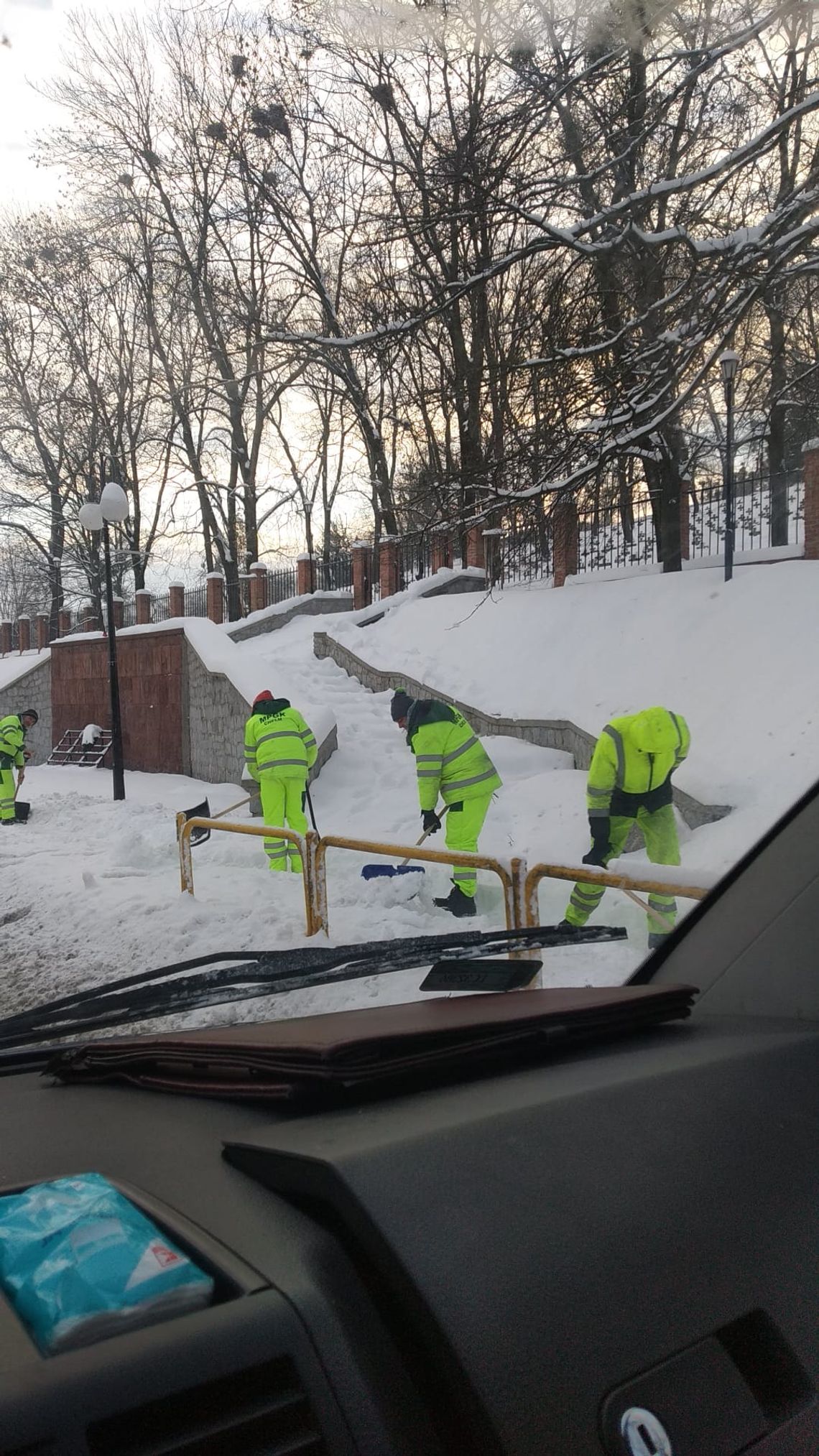 Chełm. Akcja zima nadal trwa! Poszło już 200 ton soli oraz 80 ton piachu [ZDJĘCIA]