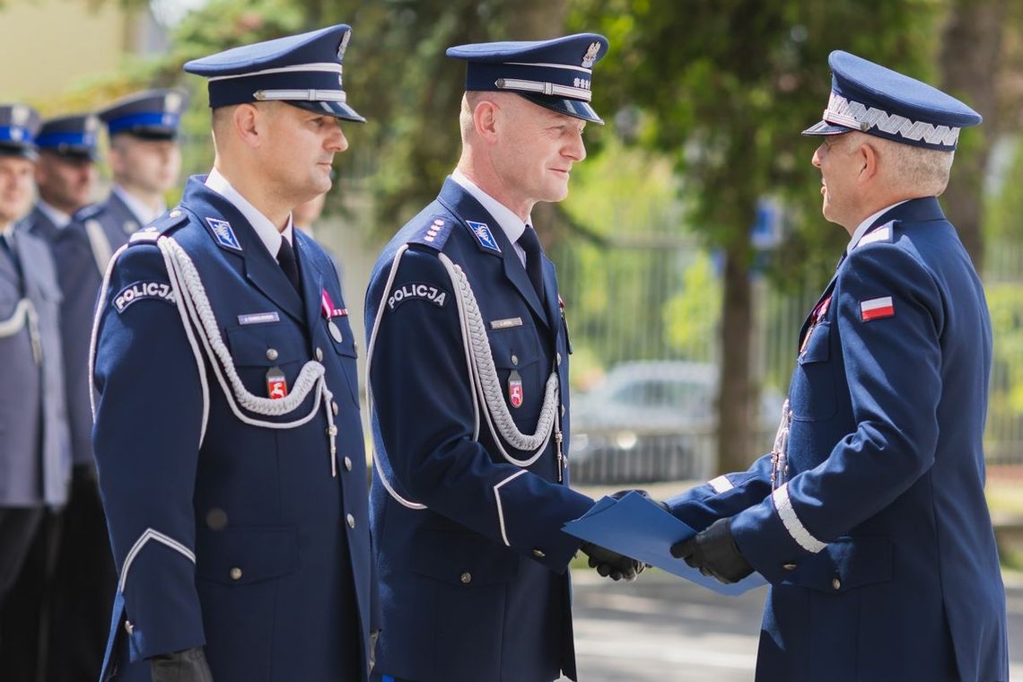 Chełm. Awanse dla 67 policjantów i 2 zastępców komendanta [ZDJĘCIA]
