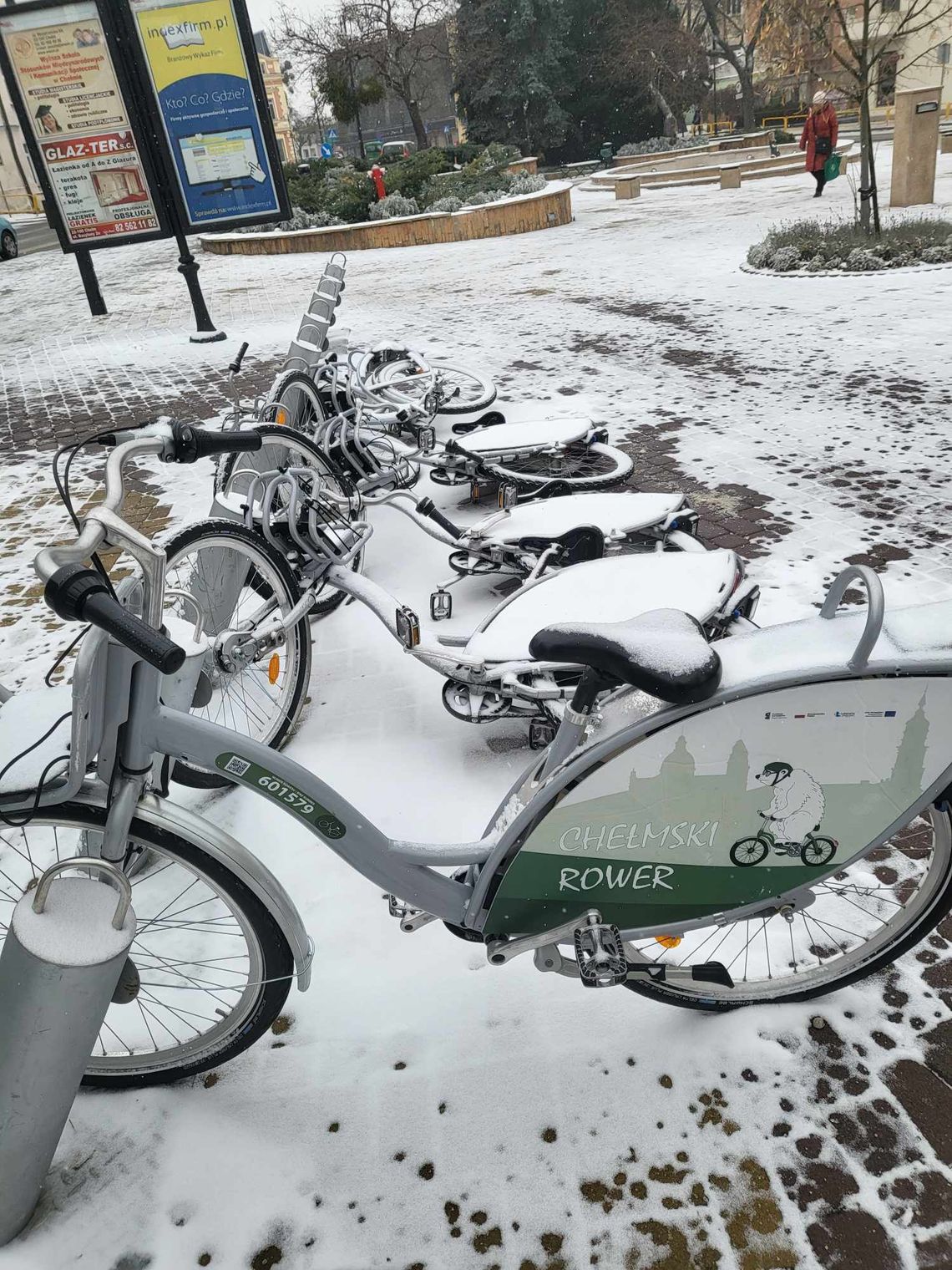 Chełm. Ktoś zapomniał o miejskich rowerach? Marzną w śniegu...