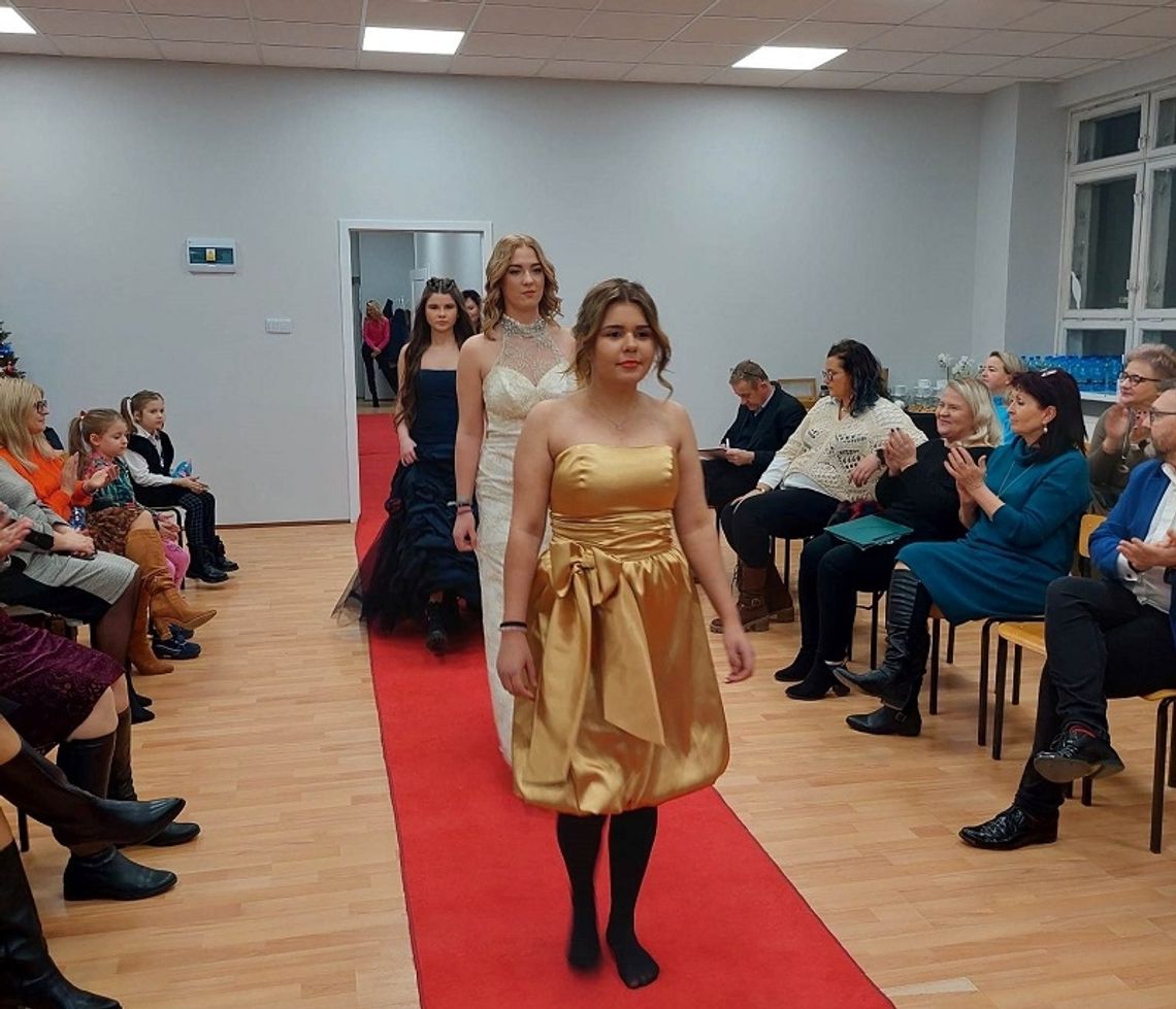 Chełm: Pokaz mody w Szkole WILIAMS - "Dialog pomiędzy generacjami" [ZDJĘCIA]