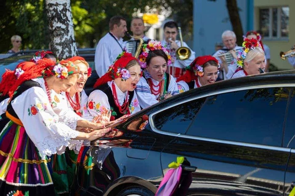 Bez poczucia rytmu, z uszami, na które nadepnął słoń i kondycją, która pozwala jedynie na codzienny spacer po bułki. Może nie do końca takich mężczyzn potrzebuje Zespół Pieśni i Tańca Ziemi Chełmskiej, ale Mariola Piędzia, kierowniczka zespołu, przekonuje, że liczy się przede wszystkim serce.