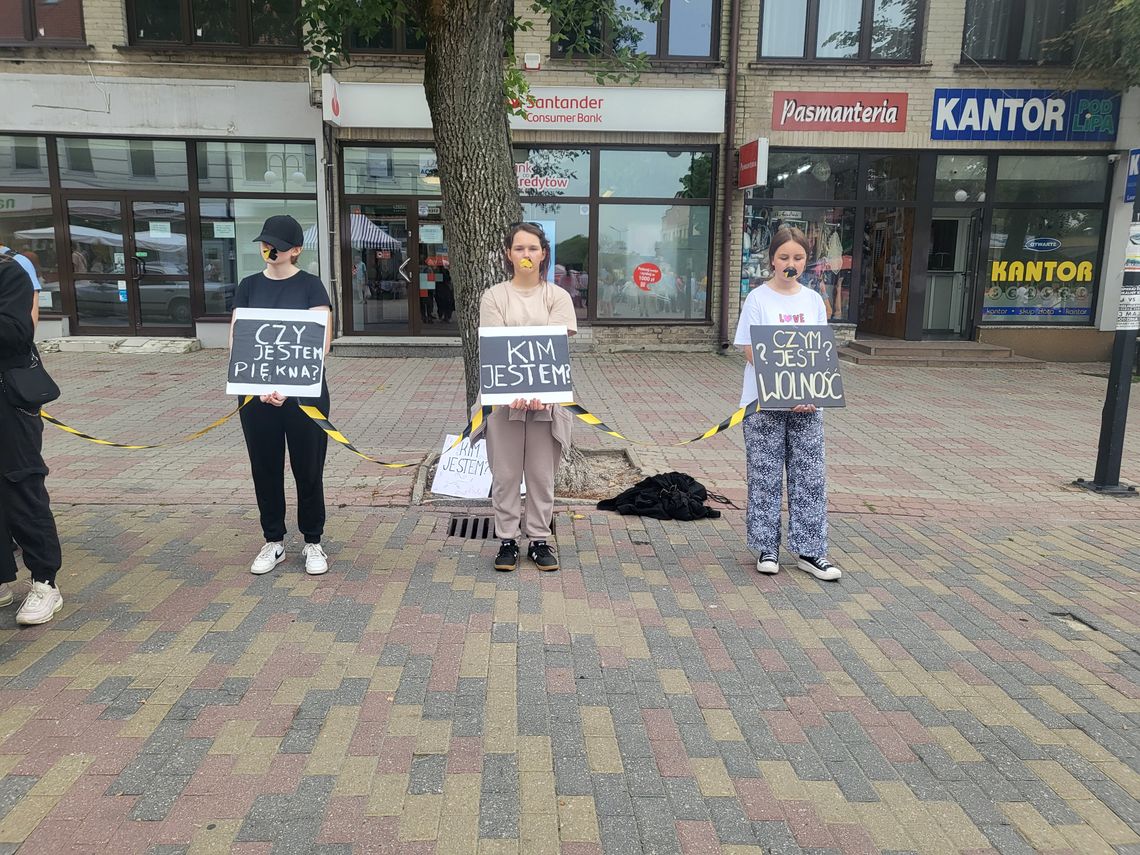 Chełm. Happening w centrum miasta. "Kim jestem?" - młodzież pyta mieszkańców