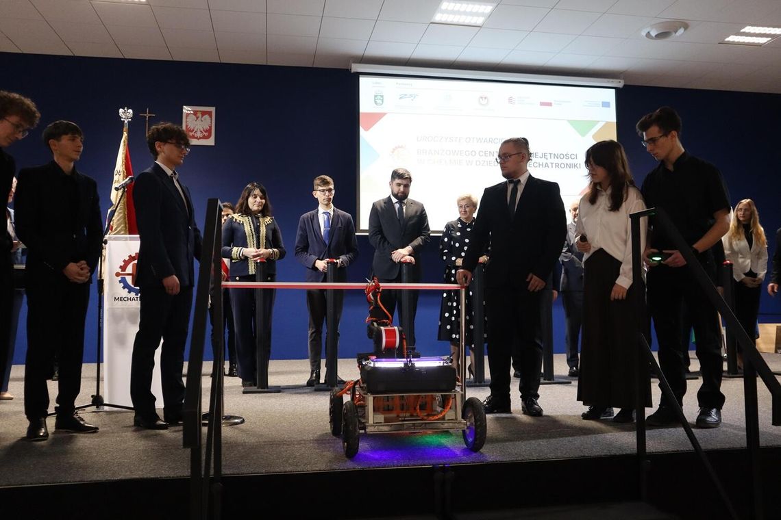 To inwestycja o wartości ponad 12 milionów złotych. W ramach projektu powstały nowoczesne pracownie, a od grudnia do czerwca prowadzone będą specjalistyczne szkolenia z robotyki, automatyki i technologii cyfrowych.