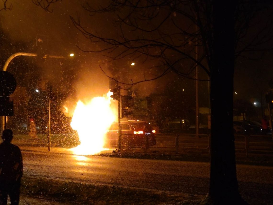 Chełm. Jeep stanął w płomieniach na skrzyżowaniu. Kierowca wydostał się z auta