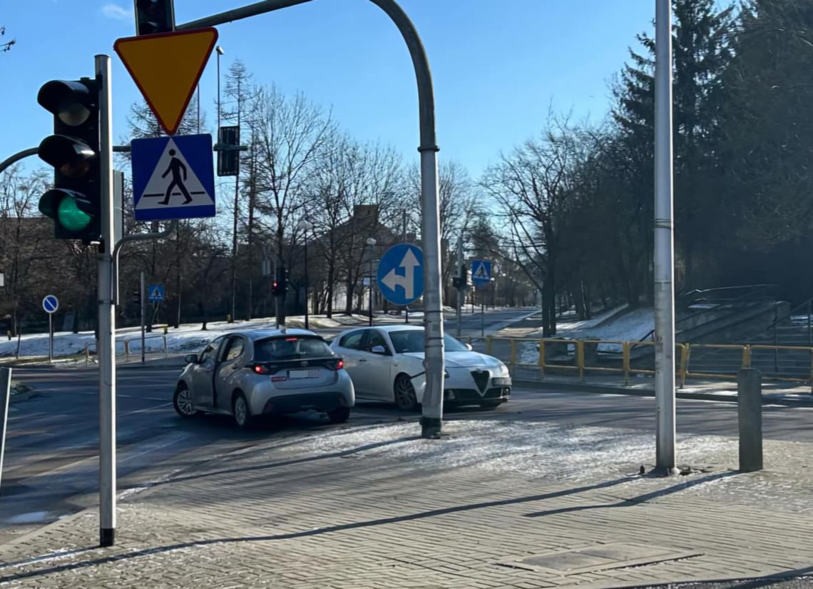 Chełm. Zderzenie aut na skrzyżowaniu. Mogą wystąpić utrudnienia! Chełm. Zderzenie aut na skrzyżowaniu. Mogą wystąpić utrudnienia!