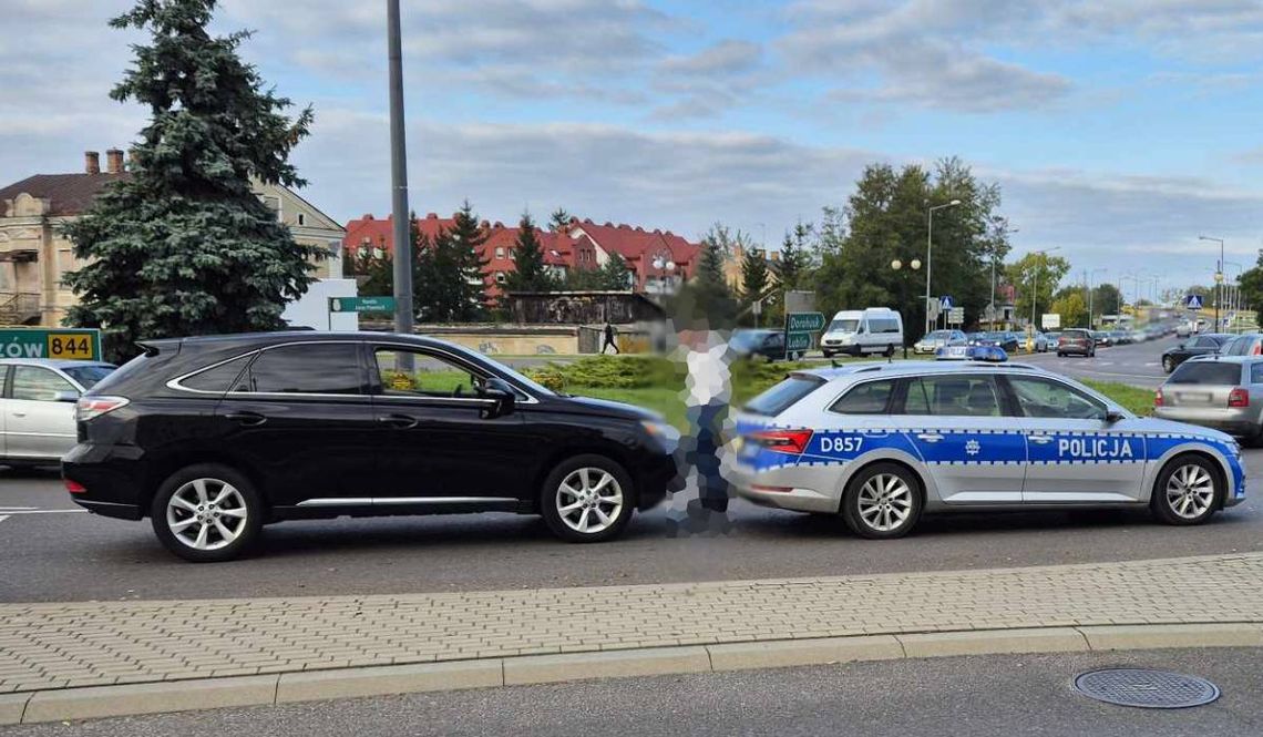 Chełm. Lexusem uderzył w tył radiowozu