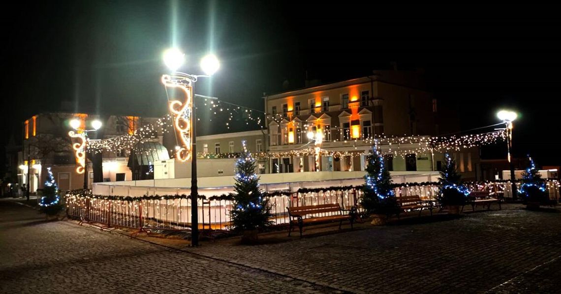 Chełm. Lodowisko przy Sienkiewicza już działa, na pl. Łuczkowskiego otwarcie w mikołajki