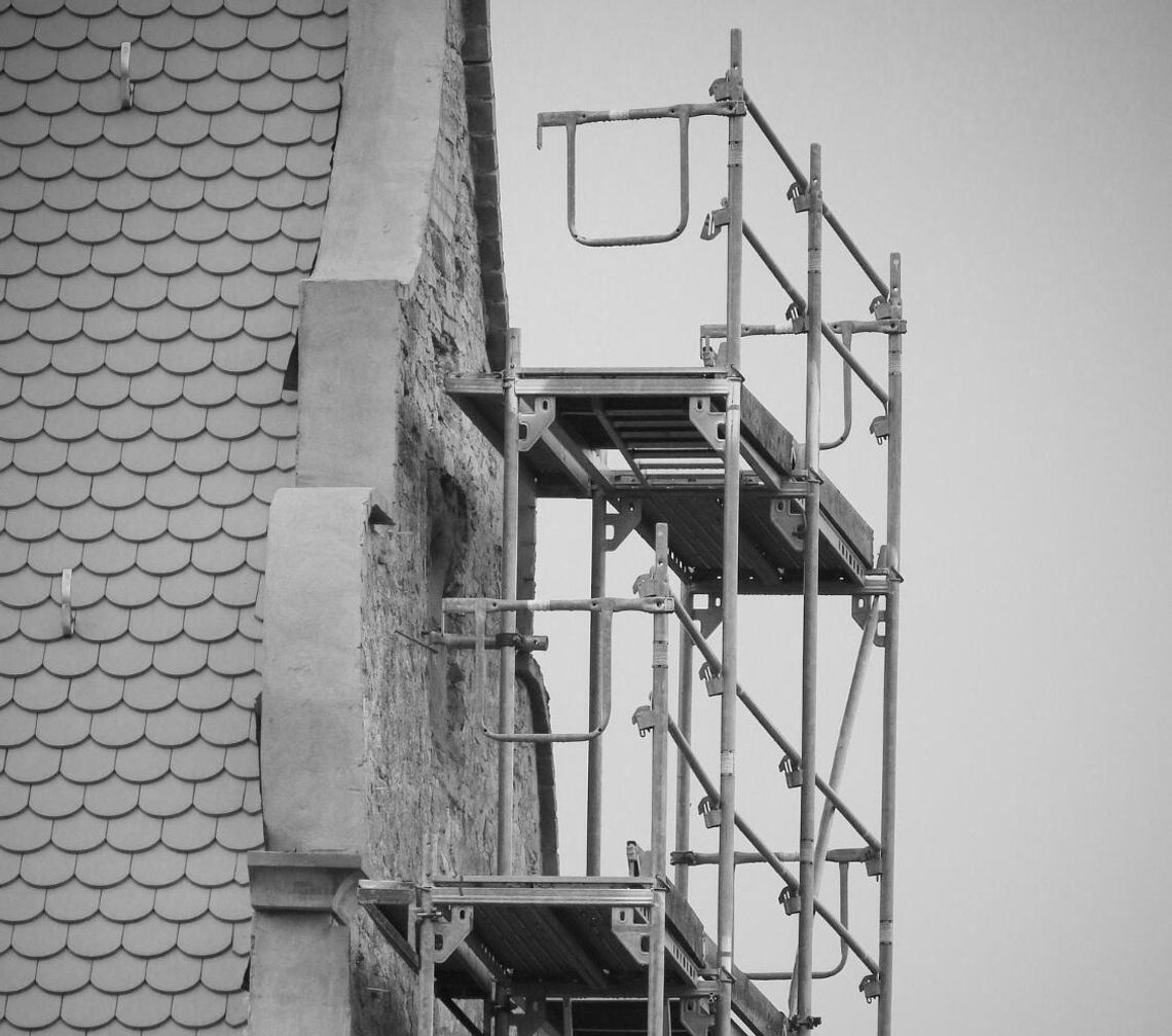 Chełm: Mężczyzna spadł z rusztowania. Trafił do szpitala