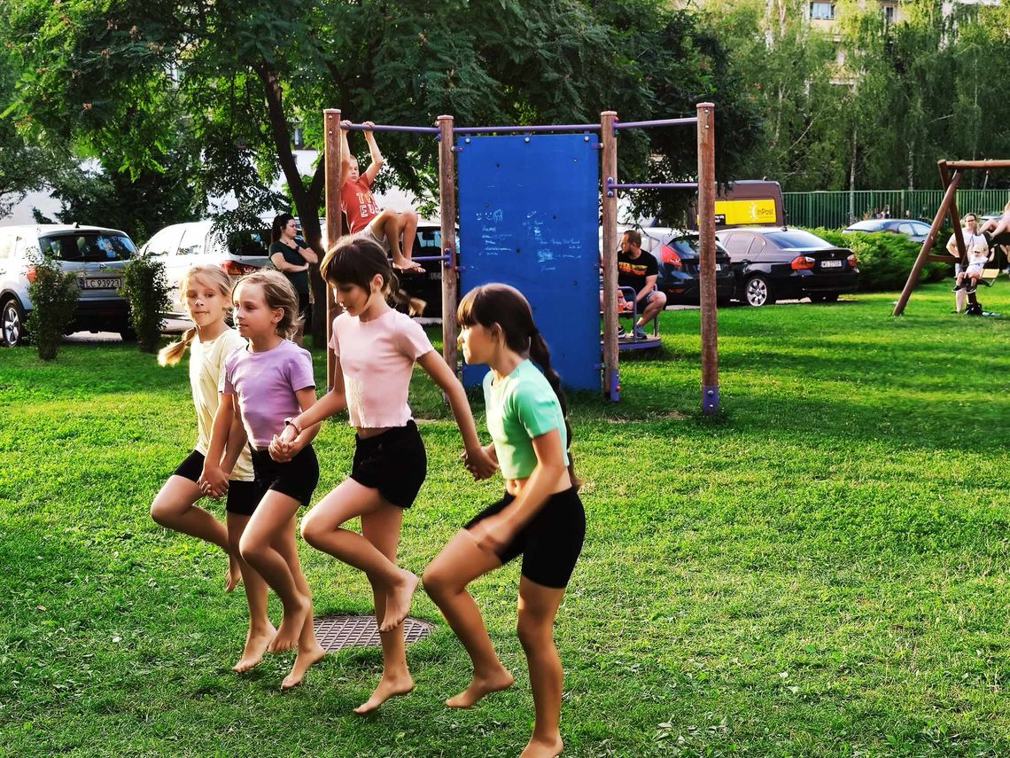 Chełm. Miały gofry i lemoniadę, zatańczyły dla sąsiadów [FOTO+WIDEO]