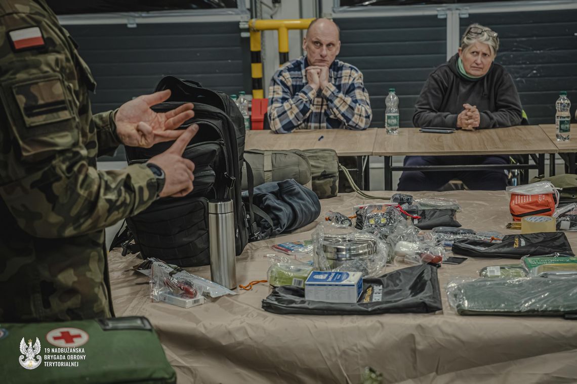 Uczestnicy powszechnego szkolenia obronnego MON podczas zajęć w 19. Nadbużańskiej Brygadzie Obrony Terytorialnej w Chełmie. Szkolenie odbyło się w sobotę i przyciągnęło mieszkańców w różnym wieku, zainteresowanych zdobyciem praktycznej wiedzy i zwiększeniem poczucia bezpieczeństwa.