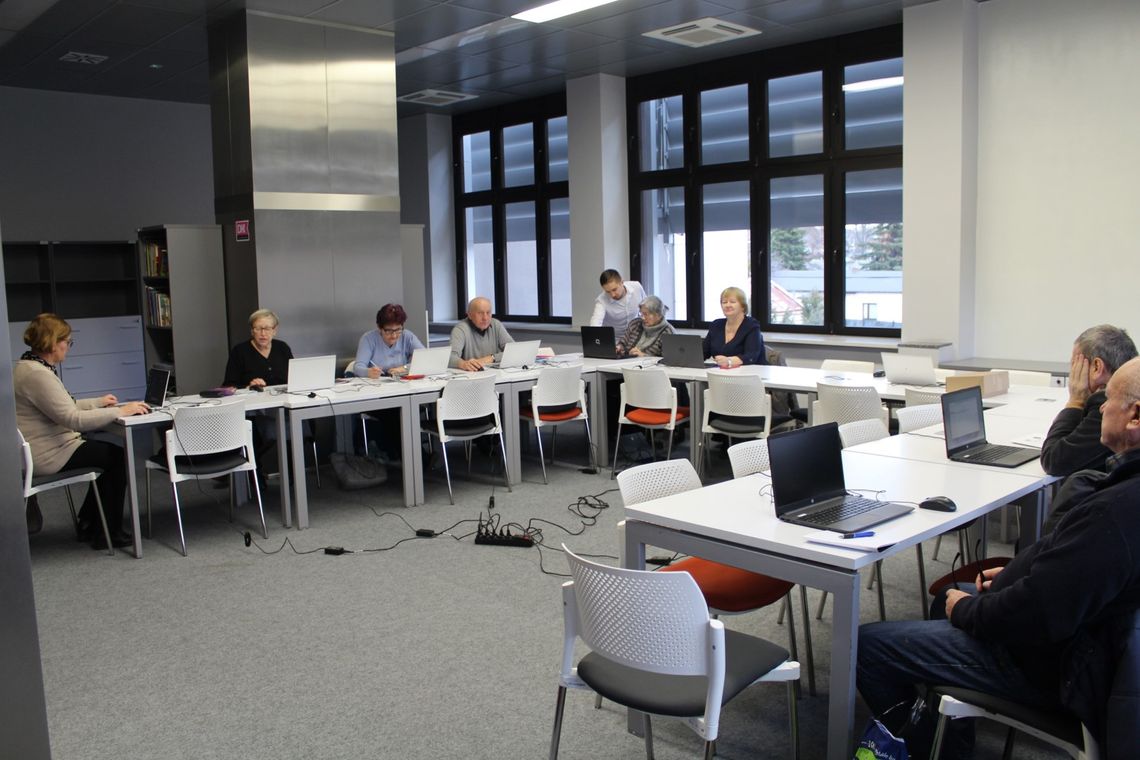 Chełm. Nasi seniorzy się szkolą! Z czego? Z internetu! Chełm. Nasi seniorzy się szkolą! Z czego? Z internetu!