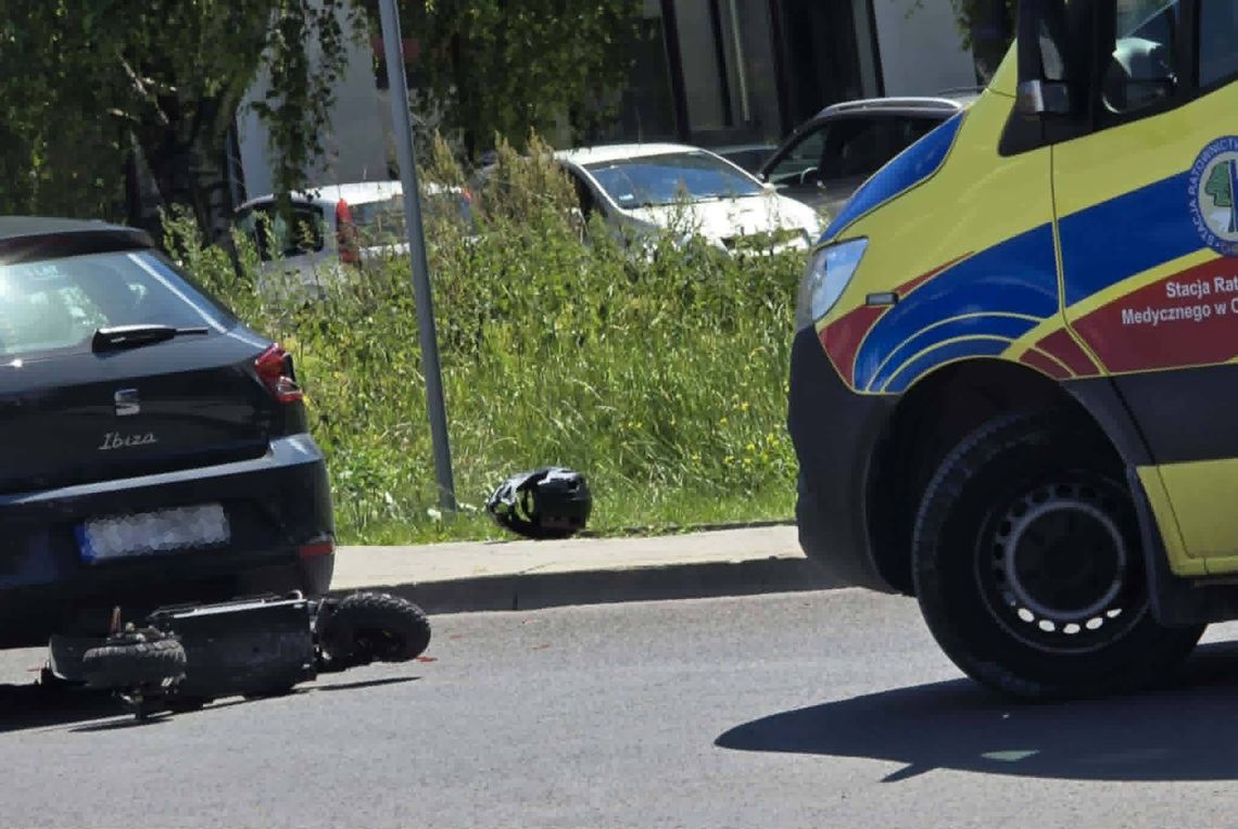 Chełm. Nastolatek na hulajnodze uderzył w samochód osobowy Chełm. Nastolatek na hulajnodze uderzył w samochód osobowy