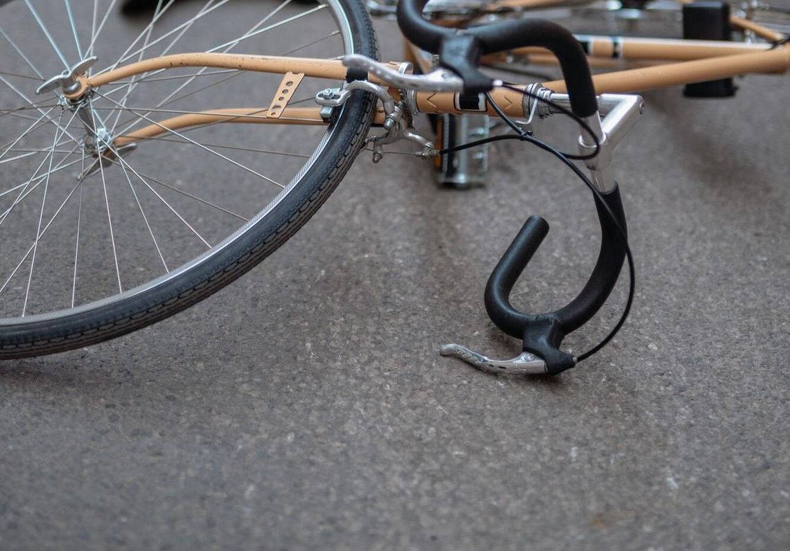 Chełm. Nieszczęśliwy wypadek na ścieżce rowerowej. Cyklistka w ciężkim stanie po upadku