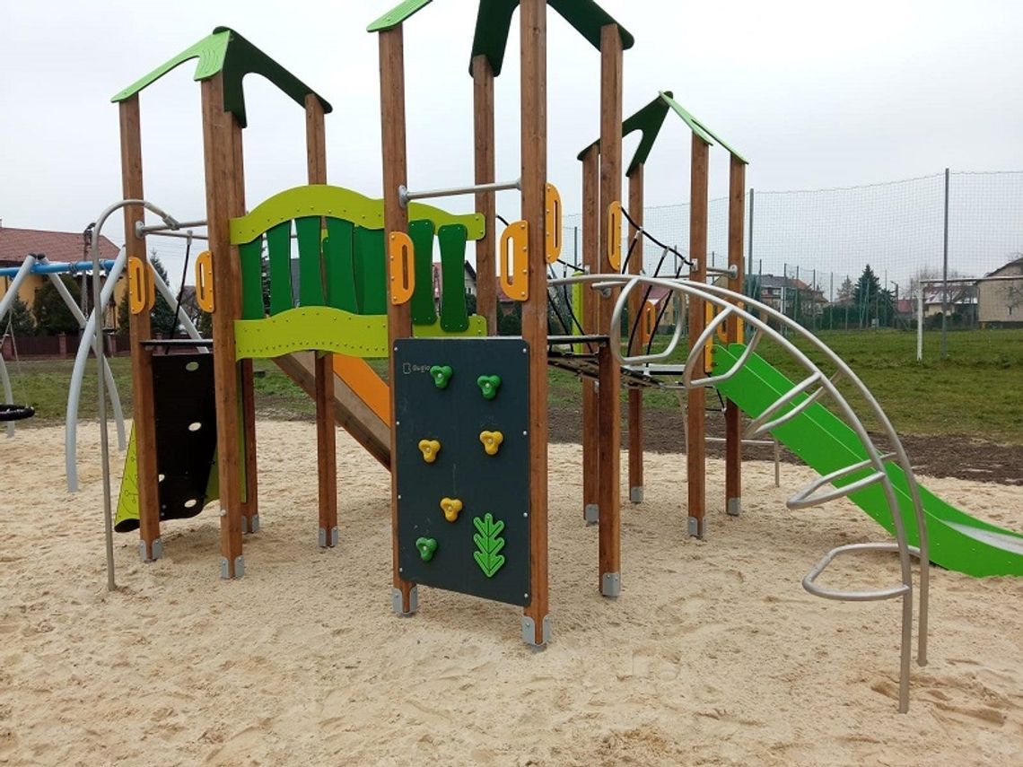 Chełm: Nowe wiaty rowerowe i place zabaw wreszcie gotowe [ZDJĘCIA]