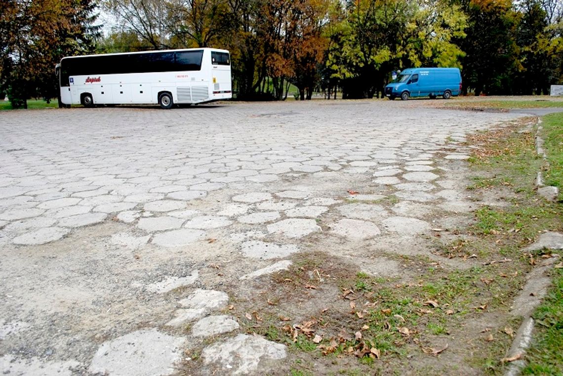 Chełm: Parking przy parku do remontu