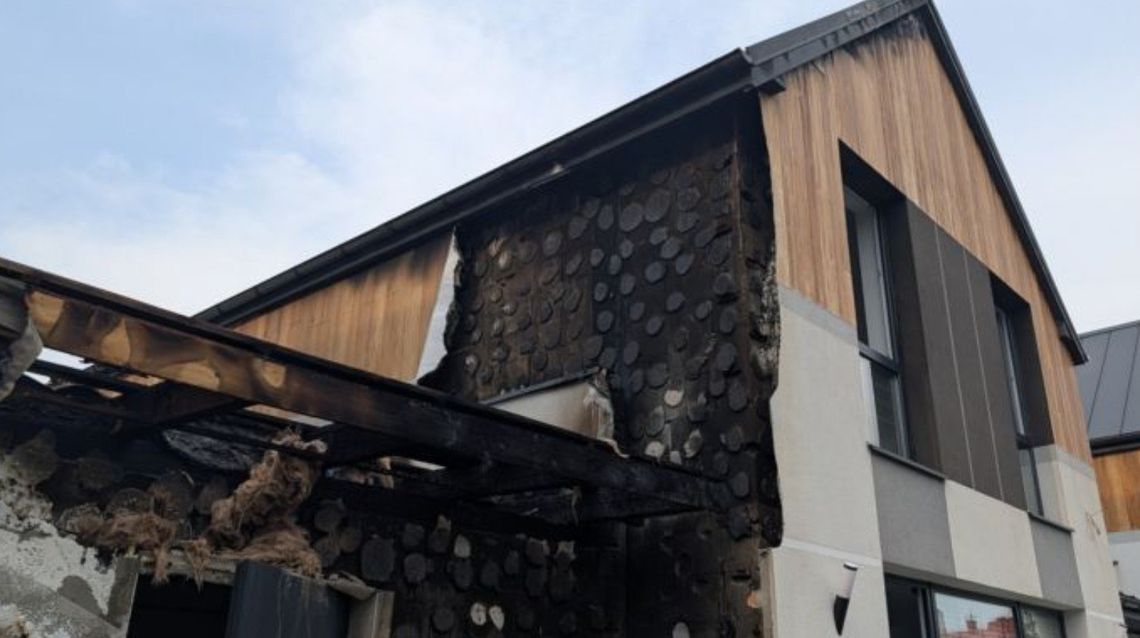 Chełm. Pożar strawił marzenia, zostali bez dachu nad głową To miał być ich bezpieczny azyl, miejsce, które po latach wyrzeczeń mogli wreszcie nazwać własnym domem. Pani Marta i pan Krzysztof zainwestowali w niego swoje oszczędności, czas i nadzieję na spokojną przyszłość. Wystarczyło jednak jedno tragiczne popołudnie, by ich życie całkowicie się zmieniło.