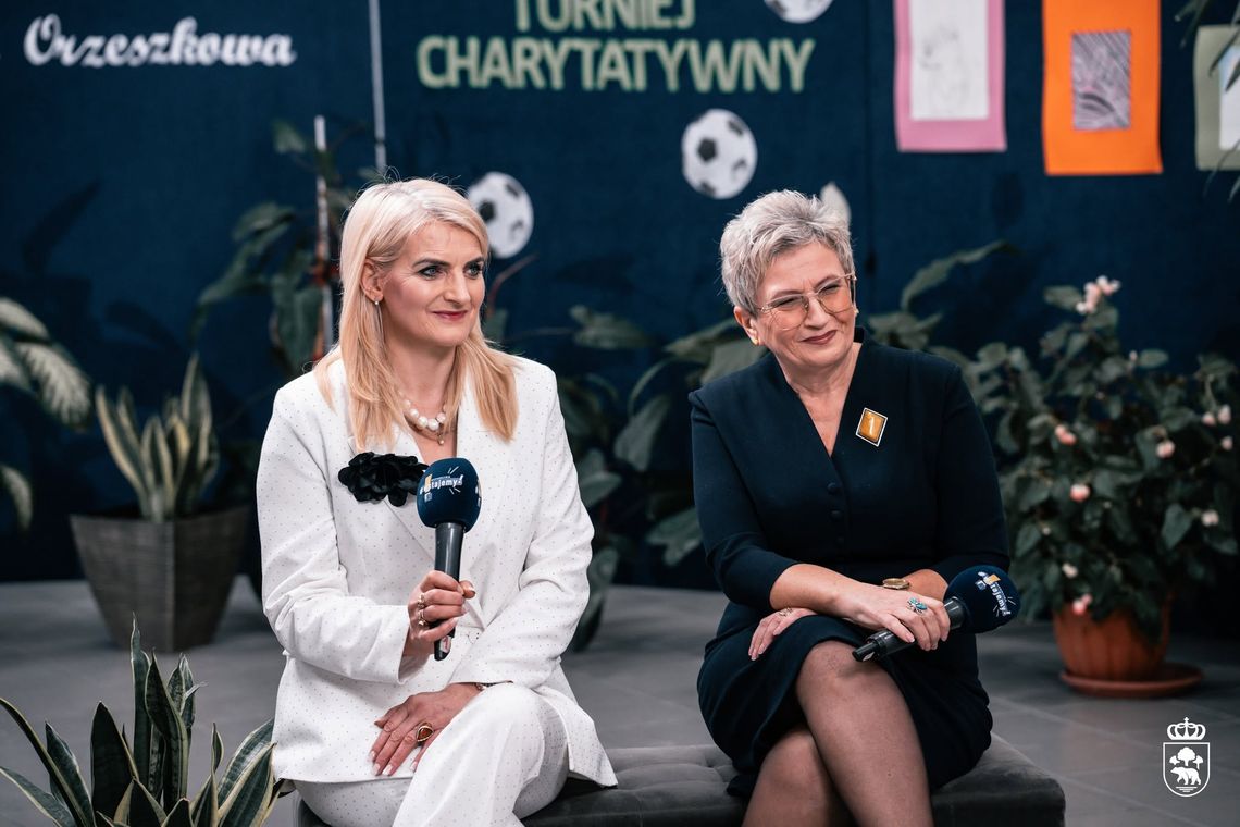 Podczas akcji charytatywnej „Gramy dla Marysi” w SP nr 8 w Chełmie. Na zdjęciu dyrektorka szkoły Beata Tomaszczuk oraz wiceprezydent Chełma Dorota Cieślik.