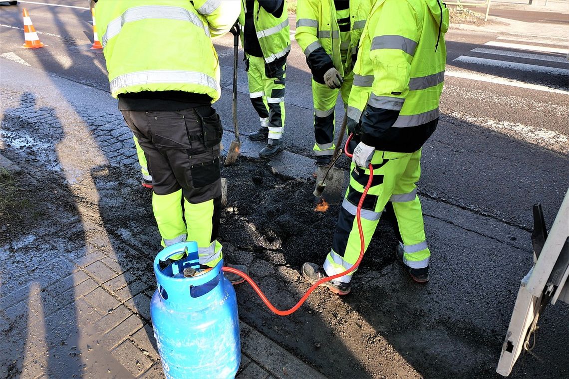 Chełm. Śnieg stopniał, można łatać dziury w jezdniach...