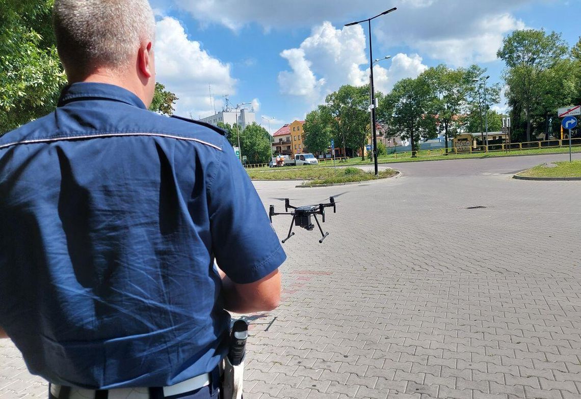 Chełm. Policyjny dron obserwował pieszych