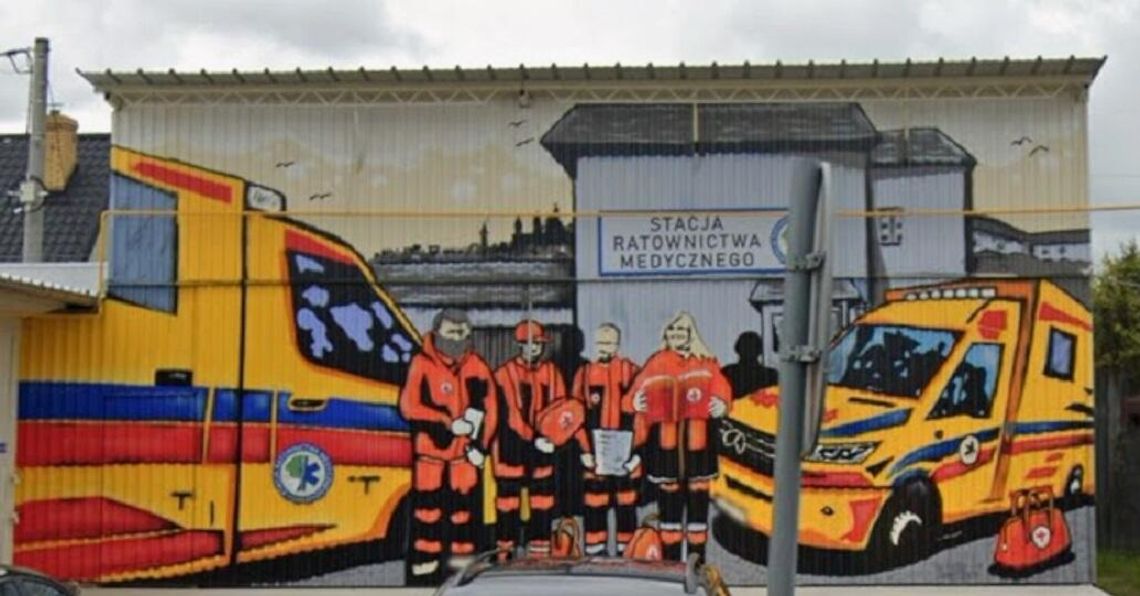 Mural powstał pod koniec minionego roku w takiej właśnie formie. Jednak obecnie postać "starej" pani dyrektor jest zamalowana.