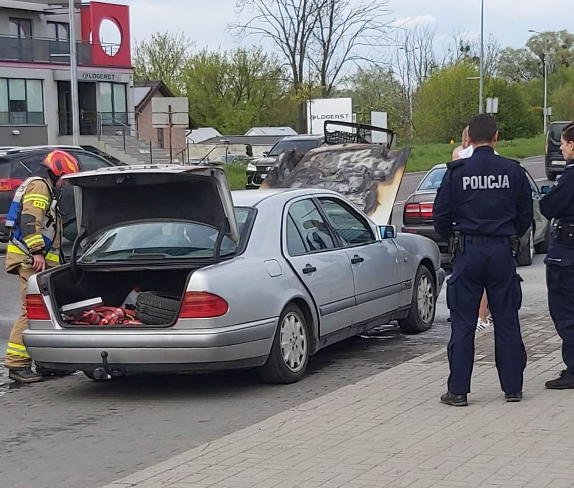 Chełm. Pożar mercedesa na alei Armii Krajowej [ZDJĘCIA]