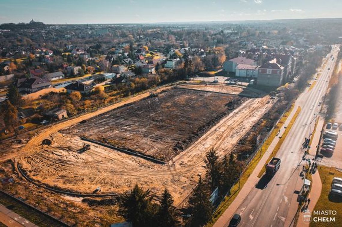 Chełm. Prace nad budową stadionu lekkoatletycznego postępują. Zobacz, w jakim tempie?