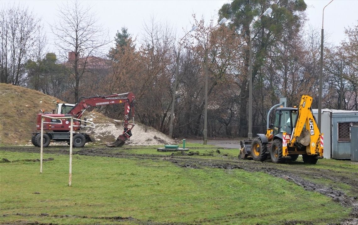 Chełm: Prace nad stadionem lekkoatletycznym przy II LO trwają [ZDJĘCIA]