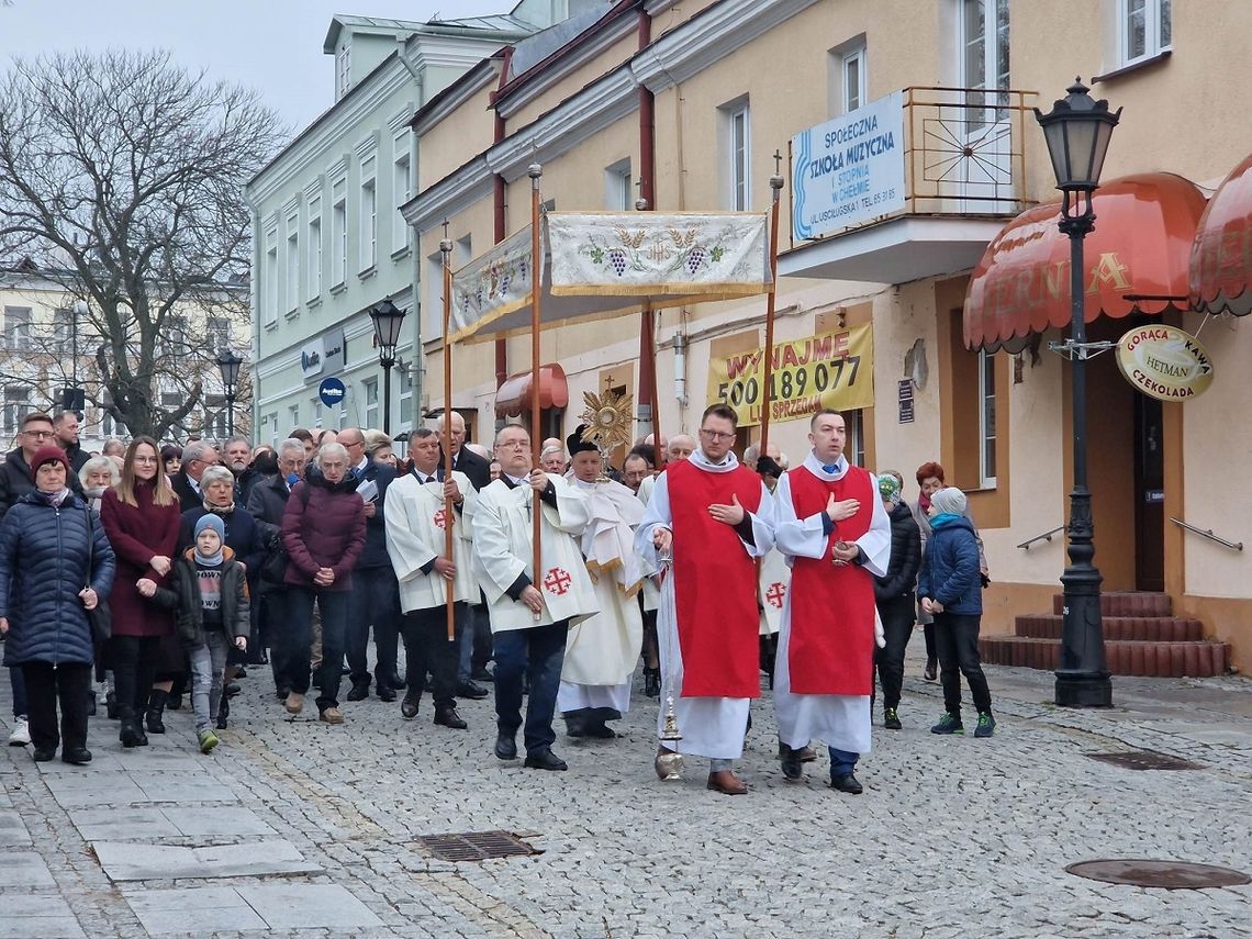 Chełm. Procesja rezurekcyjna w Parafii pw. Rozesłania św. Apostołów Chełm. Procesja rezurekcyjna w Parafii pw. Rozesłania św. Apostołów