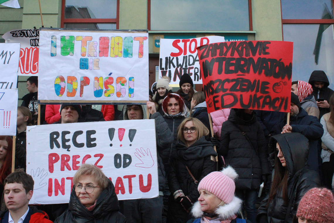 Chełm. Protest w obronie internatów. Trwa pikieta przed magistratem [FOTO+WIDEO]