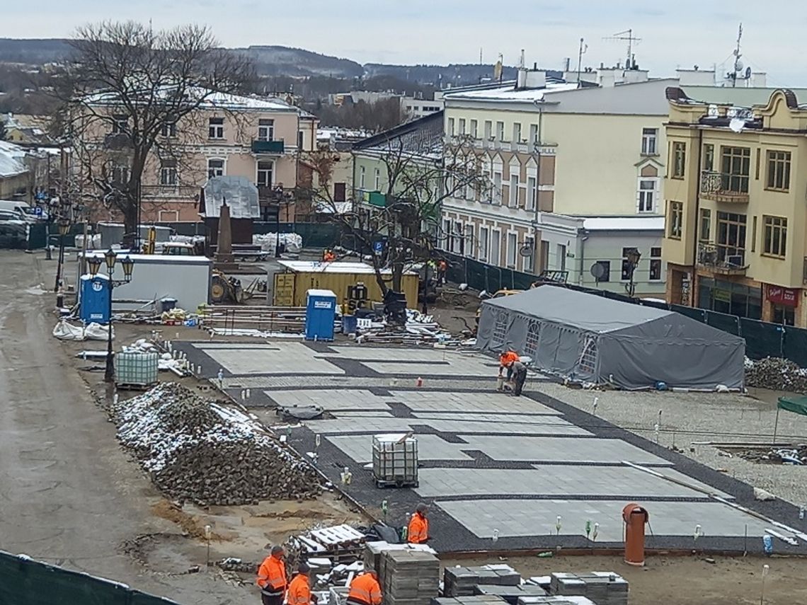 Chełm: Rewitalizacja placu Łuczkowskiego cały czas trwa. Wraca granitowa kostka.