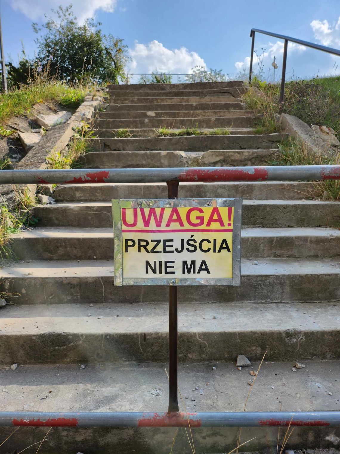 schody mocno zniszczone przy chełmskim gmachu i tabliczka z napisem "uwaga, przejścia nie ma"